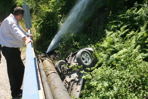 OTOMOBİL KÖPRÜDEN DÜŞTÜ: 2 YARALI..