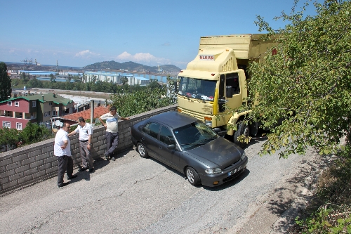 OTOMOBİLDEKİLER UCUZ KURTULDU..