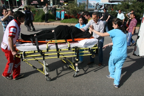 OTOMOBİLİN ÇARPTIĞI YAŞLI KADIN YARALANDI..