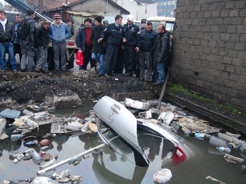 OTOMOBİLİN SÜRÜCÜSÜ SON ANDA KURTARILDI..