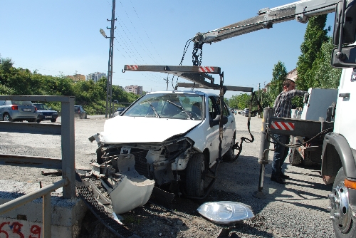 OTOMOBİL,KÖPRÜNÜN KORKULUKLARINA ÇARPARAK DURABİLDİ..