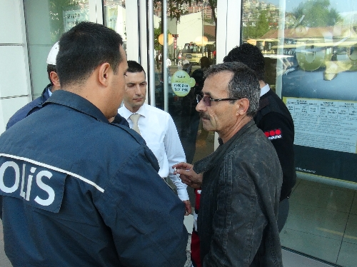 PARA TUZAĞINI, BANKANIN GÜVENLİK GÖREVLİSİ BOZDU..