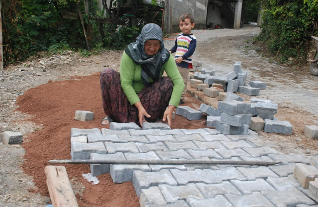 Parke taşlarını kendisi döşedi