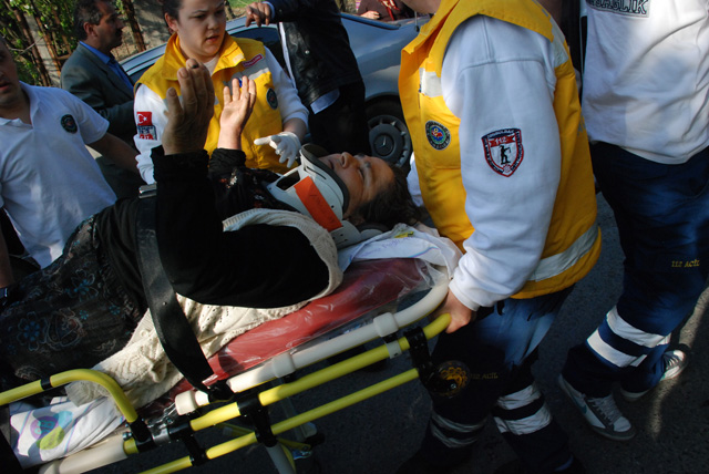 Patpat 30 metreden çaya uçtu