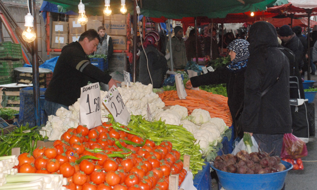 PAZARCININ SESİNİ KESTİLER...