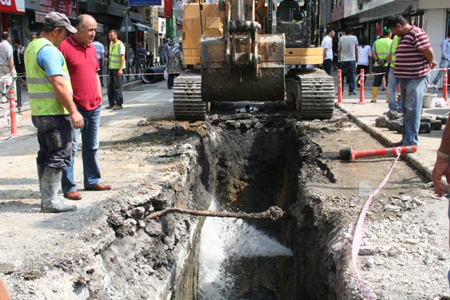 Plansız çalışma şehir trafiğini kilitledi...