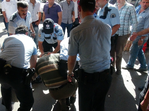 POLİSE KAFA TUTTU, ORTALIK KARIŞTI..