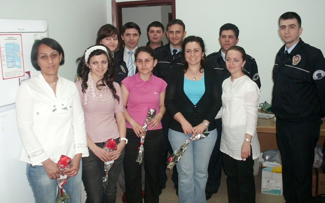 Polisler, Hemşirelere karanfil verdi