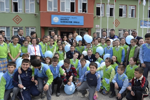 POLİSLER ÖĞRENCİLERE ÇİKOLATA DAĞITTI..