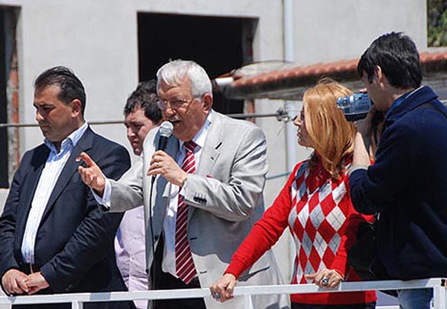 Posbıyıklar seçim bürosunu terkettiler...