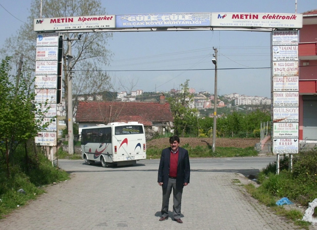 Reklam geliri ile köyünü imar etti