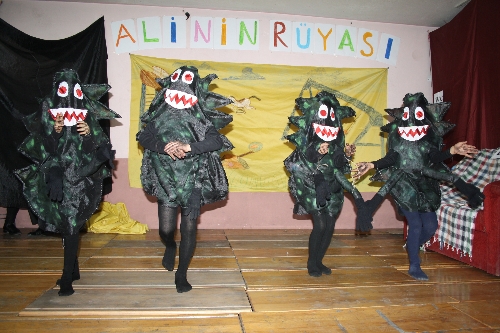 ROMAN ÖĞRENCİLERDEN, HİJYEN KONULU TİYATRO..