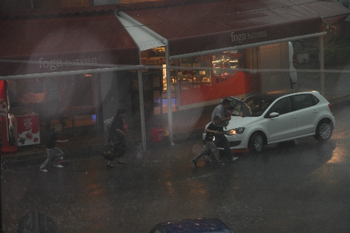 SAĞANAK YAĞIŞ KISA SÜREDE ETKİLİ OLDU..