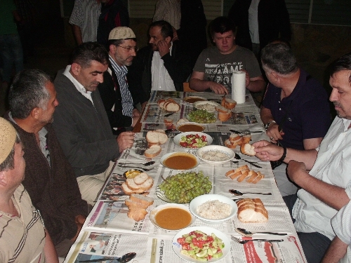 TOPLU İFTAR DEĞİL, TOPLU SAHUR YEMEĞİ!