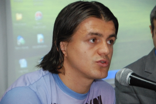 ŞAM:HER FUTBOLCU SAHADA ALNININ AKIYLA MÜCADELE EDİYOR..