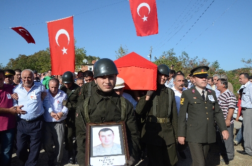 ŞEHİT KARTAL, GÖZYAŞLARIYLA TOPRAĞA VERİLDİ..