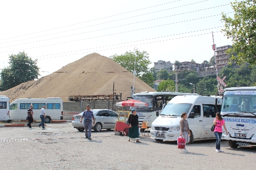 ŞEHRİN ORTASINDA KUM TEPESİ..