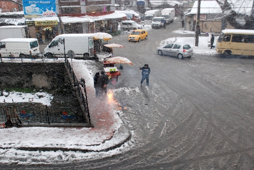 SEYYAR BALIKÇILAR ATEŞ YAKARAK ISINMAYA ÇALIŞTI..