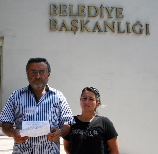 Seyyar satıcı, Zonguldak Belediye Başkanı Muharrem Akdemiri protesto etti