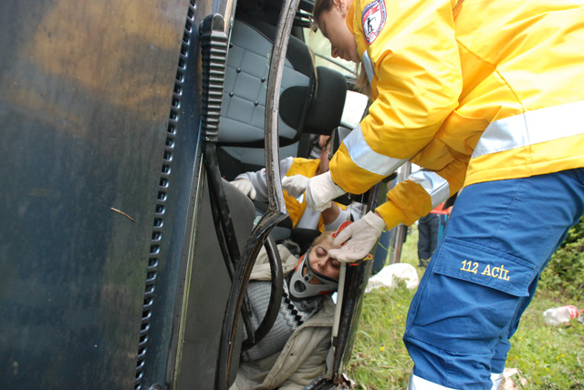 Sıkıştığı otomobilden yarım saatte kurtarıldı