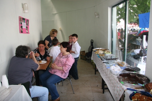 SOKAK HAYVANLARI İÇİN KERMES DÜZENLENDİ..