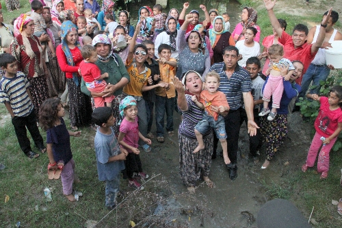 SULARI KESİLEN HALK DEREDE EYLEM YAPTI..