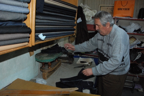 TAMİRCİLİK YAPAN TERZİLER GEÇMİŞİ ARIYOR..