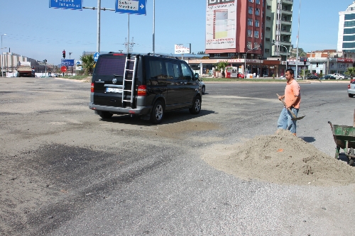 TANKERDEN YOLA YAĞ DÖKÜLDÜ, SÜRÜCÜLER ZOR ANLAR YAŞADI..