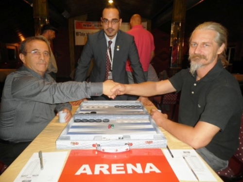 TAVLA TURNUVASINDA HAYATINI KAYBETTİ..