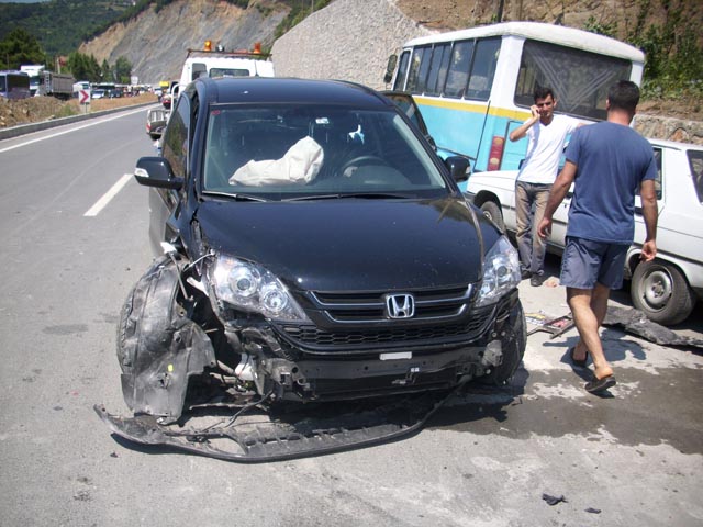 Ters yöne giren ehliyetsiz sürücü kaza yaptı...