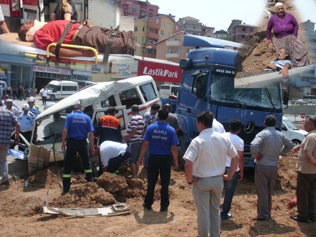 Tır, minibüse çarptı; 2 ölü 6 yaralı...