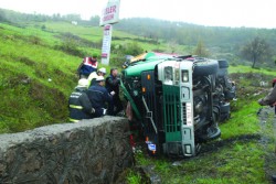 Tır frenlerinin boşalması sonucu devrildi