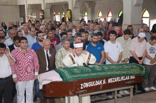 TİYATROCULAR, 2 YAŞINDAKİ EYLÜL BEBEK İÇİN AĞLADI..