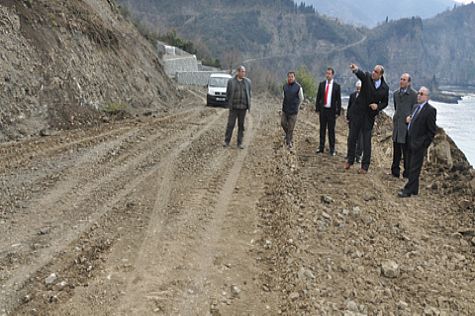 Toprak Kayması Sonrası Kullanılamayan Yol, Trafiğe Açıldı