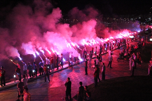 TRABZONSPORLULARDAN HORONLU MEŞALELİ KUTLAMA..