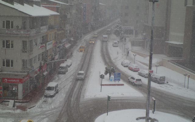 TUZLAMA YAPILMAYINCA TRAFİK DURDU...