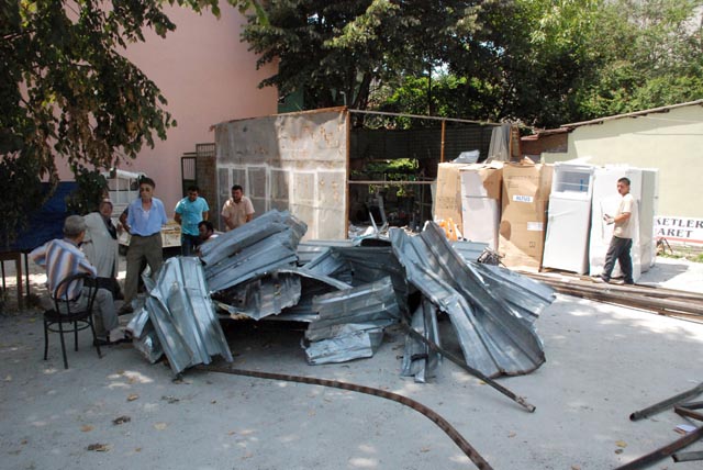 Uçtu uçtu depo uçtu!..