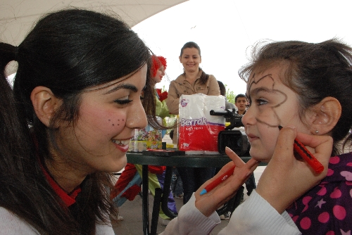 ÜNİVERSİTE ÖĞRENCİLERİ, ÇOCUKLARI SANATLA BULUŞTURDU..