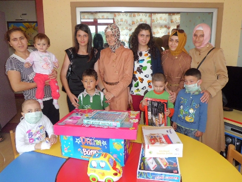 ÜNİVERSİTE ÖĞRENCİLERİ, LÖSEMİLİ ÇOCUKLARI ZİYARET ETTİ..