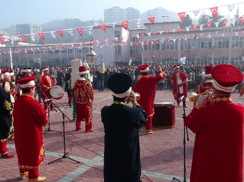 ÜNİVERSİTEDE MEHTERLİ NEVRUZ KUTLAMASI YAPILDI..