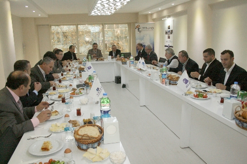 VALİ İŞADAMLARI İLE BULUŞTU...