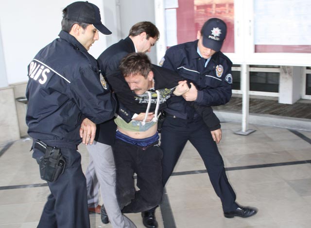 VALİLİK BİNASINDA OLAY ÇIKARDI...