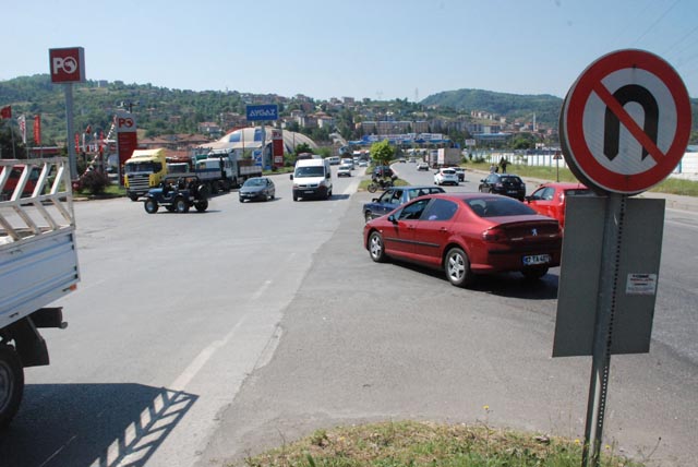 Vatandaşlar kontrolsüz kavşağın kapatılmasını istiyor