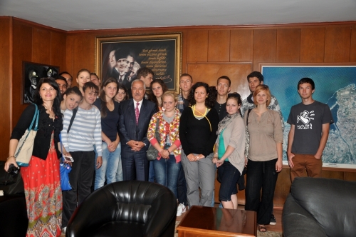 YABANCI ÖĞRENCİLER BAŞKAN AKDEMİRİ ZİYARET ETTİ..