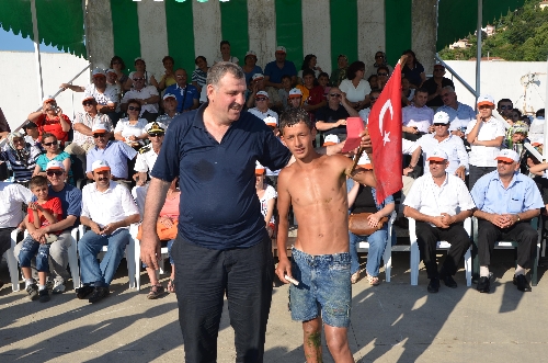 YAĞLI DİREKTEN TÜRK BAYRAĞINI KAPMAK İÇİN KIYASIYA YARIŞTILAR..