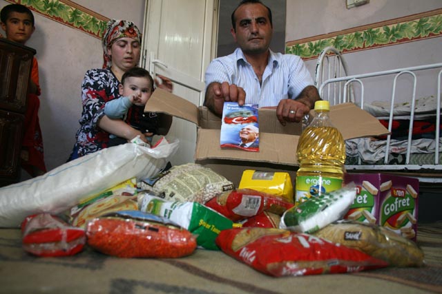 Yardım paketlerinin içinden Haberalın broşürleri çıktı