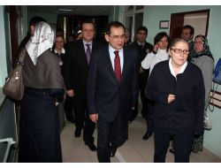 YAŞLI ADAM, AMBULANSTA MUAYENE EDİLDİ..