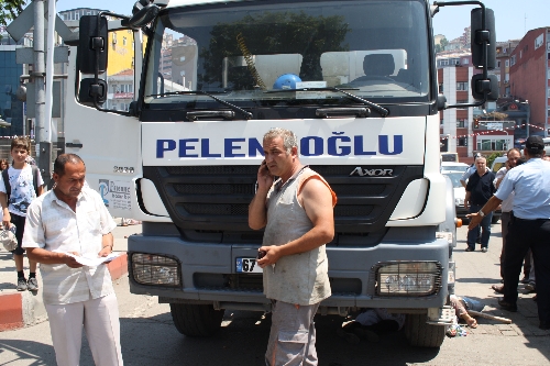 YAŞLI KADIN HARÇ KAMYONUNUN ALTINDA CAN VERDİ..