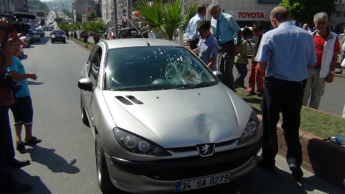 YAYAYA ÇARPAN SÜRÜCÜ GÖZYAŞLARINA HAKİM OLAMADI..