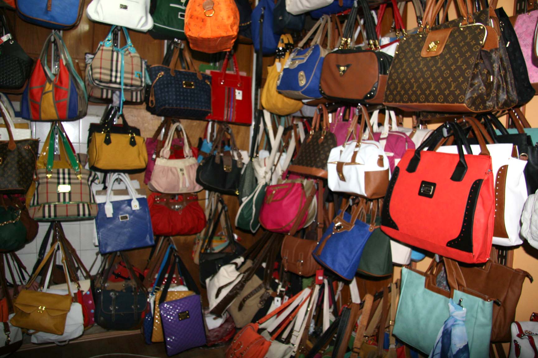 YAZ AYLARININ GÖZDESİ RENKLİ ÇANTALAR..